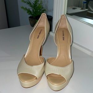 Gianni Bini nude printed heels